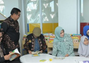 Kadis DPKA Perkenalkan Fasilitas Ruang Baca Perpustakaan Aceh kepada Komisi X DPR RI