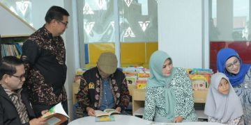 Kadis DPKA Perkenalkan Fasilitas Ruang Baca Perpustakaan Aceh kepada Komisi X DPR RI