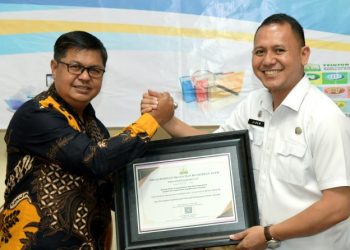 Apresiasi SRIKANDI, DPKA Serahkan Penghargaan Kepada Diskominfo dan Dinas Kearsipan dan Perpustakaan Bener Meriah