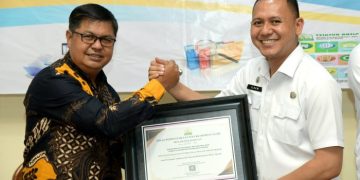 Apresiasi SRIKANDI, DPKA Serahkan Penghargaan Kepada Diskominfo dan Dinas Kearsipan dan Perpustakaan Bener Meriah