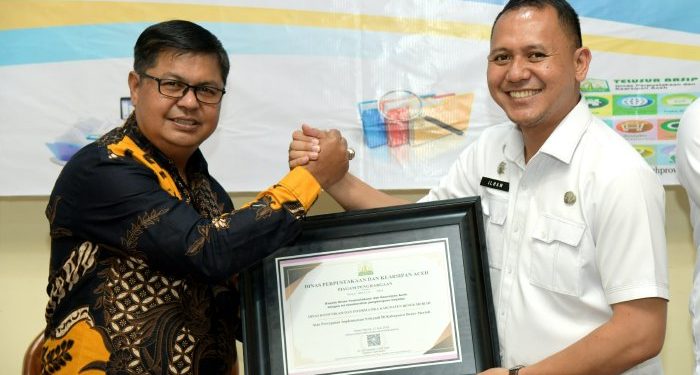 Apresiasi SRIKANDI, DPKA Serahkan Penghargaan Kepada Diskominfo dan Dinas Kearsipan dan Perpustakaan Bener Meriah