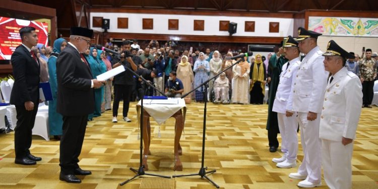 Lantik 3 Pj Bupati, Bustami Ingatkan Kesuksesan Penyelenggaraan PON dan Pilkada