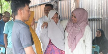 Mellani Subarni Antar Bantuan untuk Korban Kebakaran di Blang Bintang