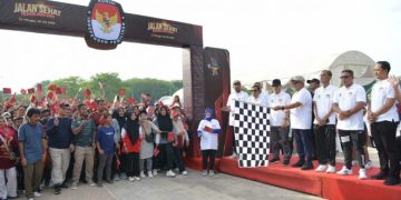 Lepas Peserta Jalan Sehat Pilkada Aceh, Pj Gubernur Ajak Kawal Pilkada Agar Benar benar Demokratris