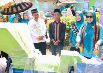 Mellani Subarni Serahkan Mesin Pemipil Jagung kepada PKK Ketambe, Dorong Pengentasan Stunting