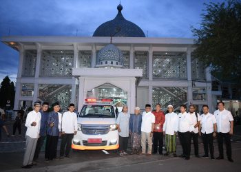 Pj Gubernur Aceh Serahkan Bantuan Ambulance untuk Masyarakat Gampong Pineun