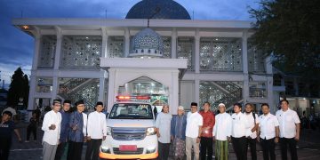 Pj Gubernur Aceh Serahkan Bantuan Ambulance untuk Masyarakat Gampong Pineun