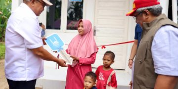 Pj Gubernur Bustami Serahkan Rumah Bantuan Islamic Relief untuk Janda Anak Dua di Aceh Utara
