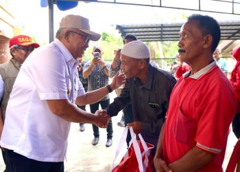 Bustami Serahkan Bantuan untuk Korban Bencana Angin Kencang di Aceh Utara