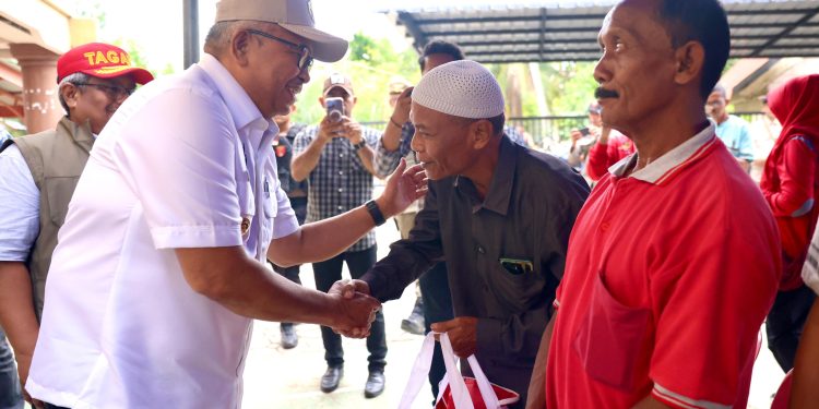 Bustami Serahkan Bantuan untuk Korban Bencana Angin Kencang di Aceh Utara