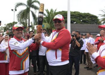 Finish, Pj Gubernur Safrizal Terima Obor Api PON dari Pj Wali Kota Banda Aceh