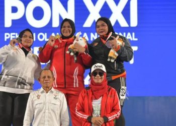 Nurul Akmal Sabet Emas Angkat Besi, Ketua TP PKK Aceh Safriati Kalungkan Medali