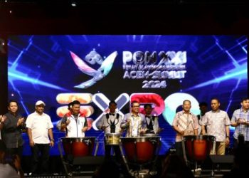 Kolase Foto: Ucapan apresiasi di papan tulis oleh Kontingen dari Papua, Kalimantan Selatan, dan Gorontalo kepada panitia penyelenggara Pekan Olahraga Nasional (PON) Aceh-Sumut Wilayah Aceh di Stadion Blang Hasan Sigli.