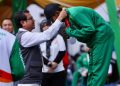 Plh. Sekda Aceh Kalungkan Medali untuk Juara Panjat Tebing PON XXI Aceh-Sumut