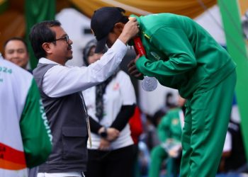 Plh. Sekda Aceh Kalungkan Medali untuk Juara Panjat Tebing PON XXI Aceh-Sumut