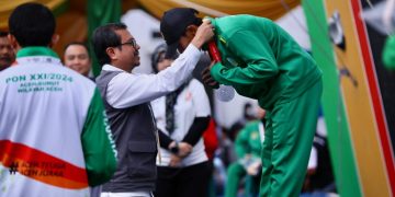 Plh. Sekda Aceh Kalungkan Medali untuk Juara Panjat Tebing PON XXI Aceh-Sumut