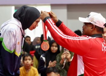 Cabor Anggar Raih Emas Lagi, Pj Gubernur Safrizal Kalungkan Medali