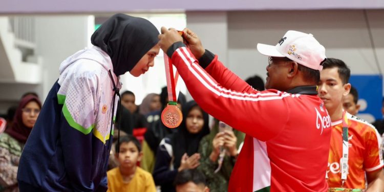 Cabor Anggar Raih Emas Lagi, Pj Gubernur Safrizal Kalungkan Medali