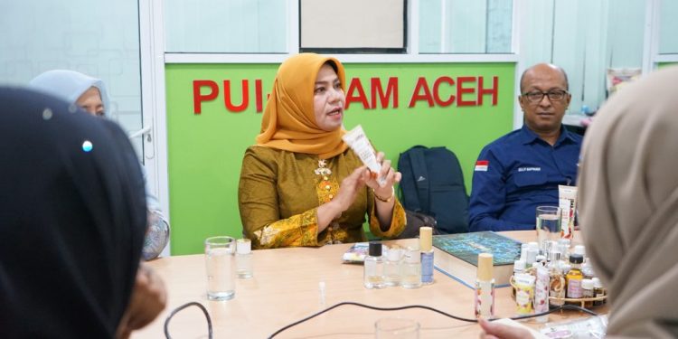 Pj Ketua Dekranasda Aceh Kunjungi ARC USK, Dorong Pengembangan Produk Minyak Nilam Aceh