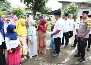 Pj Bupati Aceh Besar Beri Santunan kepada 114 Anak Yatim pada Maulid Akbar Blang Bintang