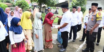 Pj Bupati Aceh Besar Beri Santunan kepada 114 Anak Yatim pada Maulid Akbar Blang Bintang