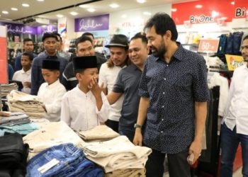 Mualem Boyong 120 Anak Yatim Belanja Baju Lebaran di Suzuya Lhokseumawe
