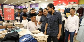 Mualem Boyong 120 Anak Yatim Belanja Baju Lebaran di Suzuya Lhokseumawe