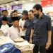 Mualem Boyong 120 Anak Yatim Belanja Baju Lebaran di Suzuya Lhokseumawe