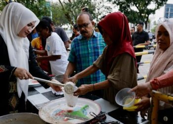 Ramadhan di Lhokseumawe, Marlina Berbaur dengan Warga Buka Puasa di Halaman Islamic Center