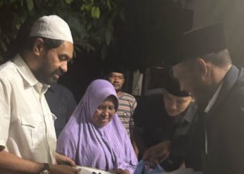 Beralas Tikar, Gubernur Muzakir Manaf Buka Puasa Bersama di Halaman Rumah Korban Konflik Aceh