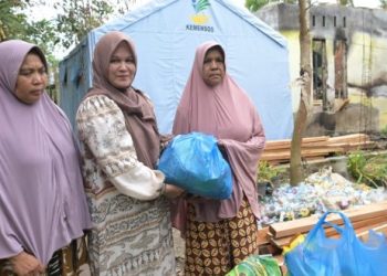 Istri Wagub Aceh Serahkan Bantuan untuk Korban Kebakaran Rumah di Bireuen