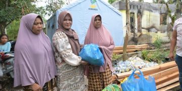 Istri Wagub Aceh Serahkan Bantuan untuk Korban Kebakaran Rumah di Bireuen