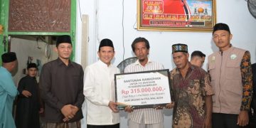 Wakil Gubernur Aceh Safari Ramadhan di Masjid Besar Peusangan Bireuen, Tinjau Progres Pembangunan dan Salurkan Bantuan