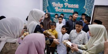 Ketua PKK Aceh Santuni Anak Yatim di Yayasan Halimoen Al Asyi