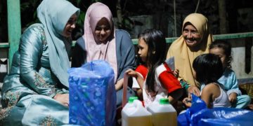 Ketua TP PKK Aceh Takziah dan Beri Santunan kepada Warga