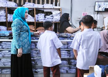 Senyum Siswa SD saat Marlina Ajak Mereka Belanja Seragam Baru
