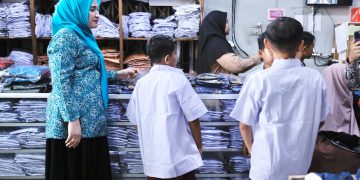 Senyum Siswa SD saat Marlina Ajak Mereka Belanja Seragam Baru