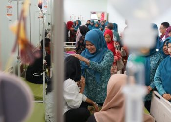 Peringati Hari Talasemia Sedunia, Istri Wakil Gubernur Aceh Santuni Pasien Talasemia di RSUDZA