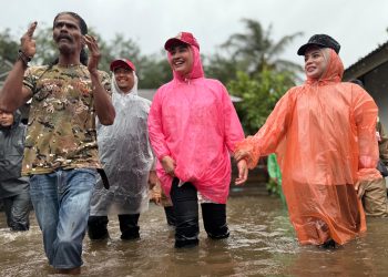 Terabas Banjir, Kak Na Serahkan Bantuan untuk Korban Terdampak Banjir di Lhokseumawe