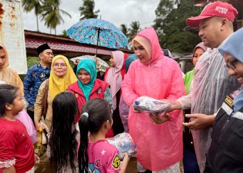 Tembus Banjir dan Hujan, Kak Na Temui Warga di Pengungsian Gampong Matang Kareung