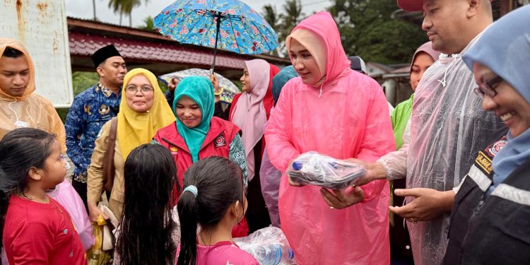 Tembus Banjir dan Hujan, Kak Na Temui Warga di Pengungsian Gampong Matang Kareung