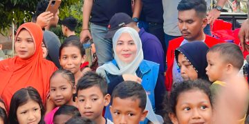 Bunda Salma Terobos Lumpur Salurkan Bantuan Banjir di Matang Kuli