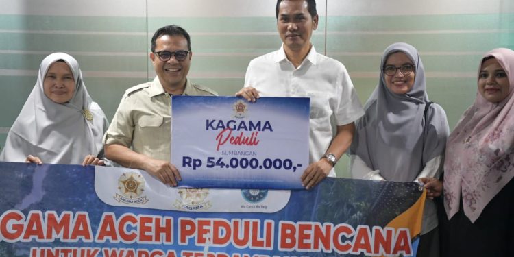 Kagama Serahkan Bantuan Rp54 Juta untuk Korban Bencana Hidrometeorologi Aceh