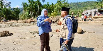 Ketua TP PKK Aceh Tembus Lokop Bawa Bantuan Dua Ton Menggunakan Helikopter TNI AU