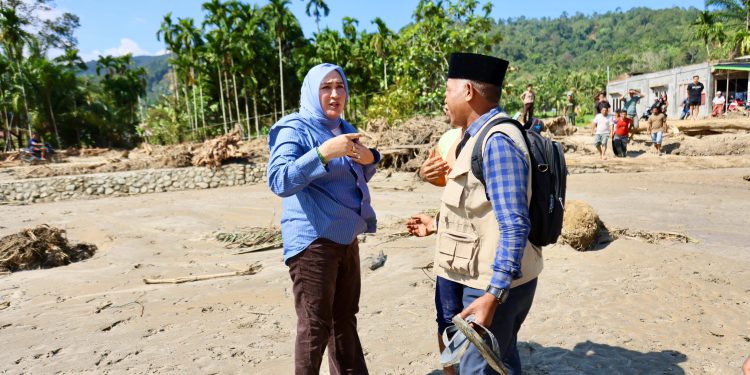 Ketua TP PKK Aceh Tembus Lokop Bawa Bantuan Dua Ton Menggunakan Helikopter TNI AU