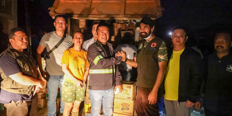 Mualem Terobos Aceh Tamiang Antar Bantuan Tengah Malam