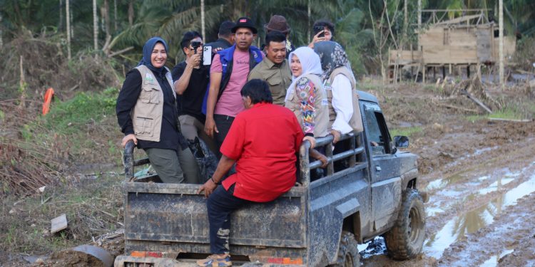 Kak Na Antar Bantuan Masa Panik ke Blang Seunong