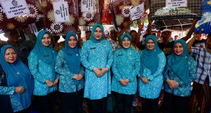 Kak Na Dampingi Ketum TP PKK Pusat Salurkan Bantuan ke Gampong Sah Raja