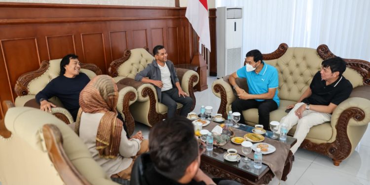 Gubernur Aceh Terima Kunjungan Anggota DPD RI di Bandara SIM