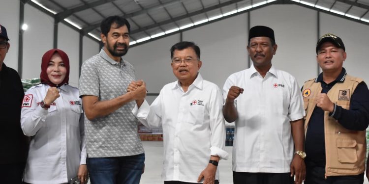 Gubernur Aceh Terima Bantuan Kemanusiaan PMI Nasional yang Diserahkan Jusuf Kalla